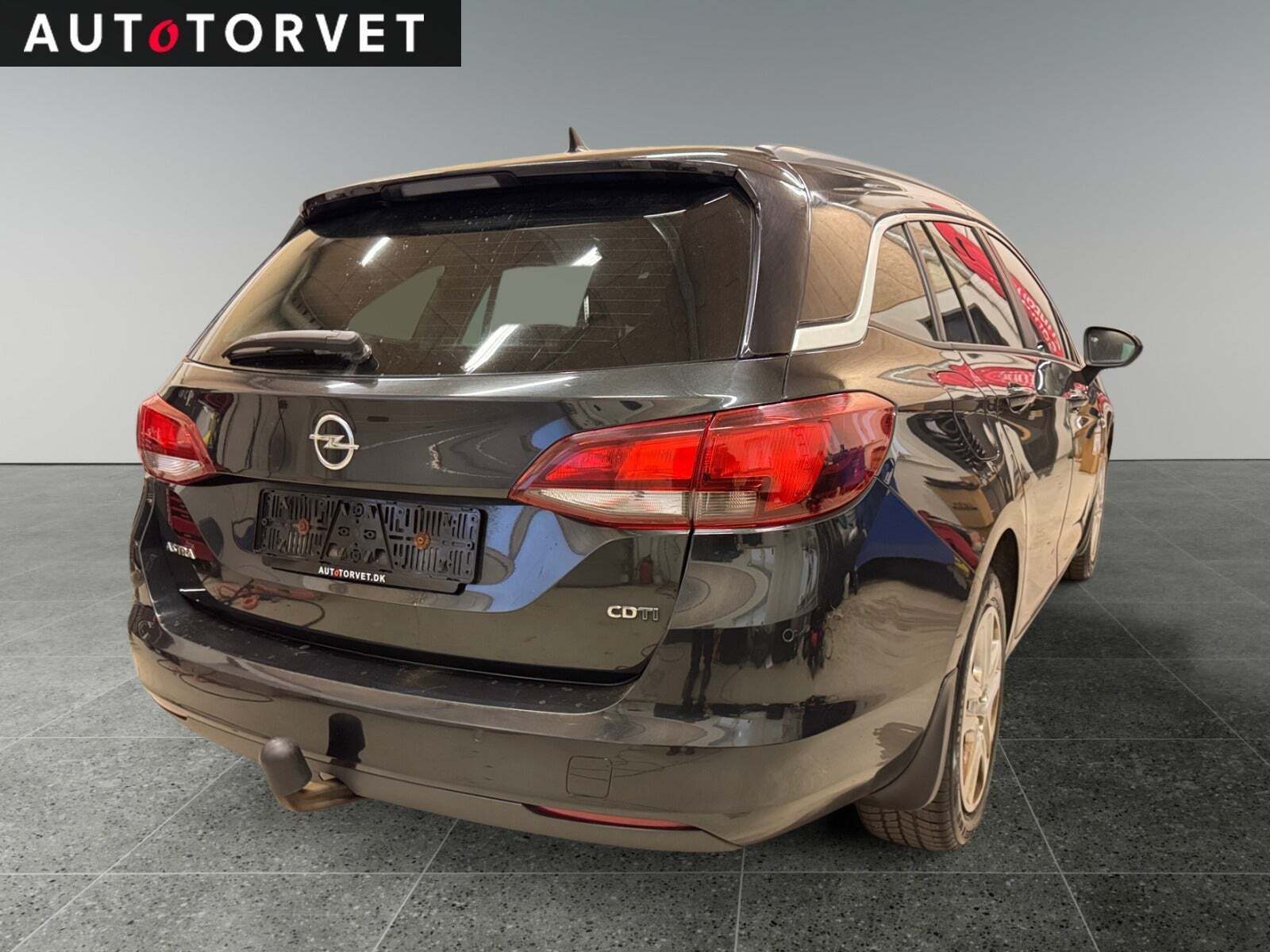 Sort Opel Astra fra 2016