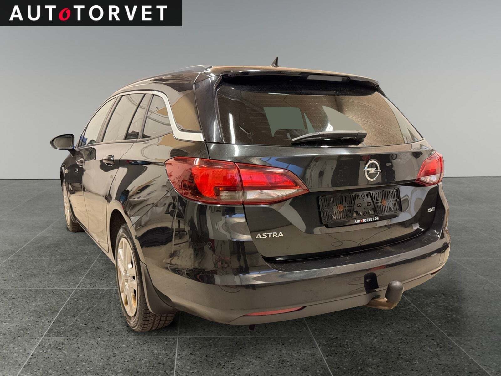 Sort Opel Astra fra 2016