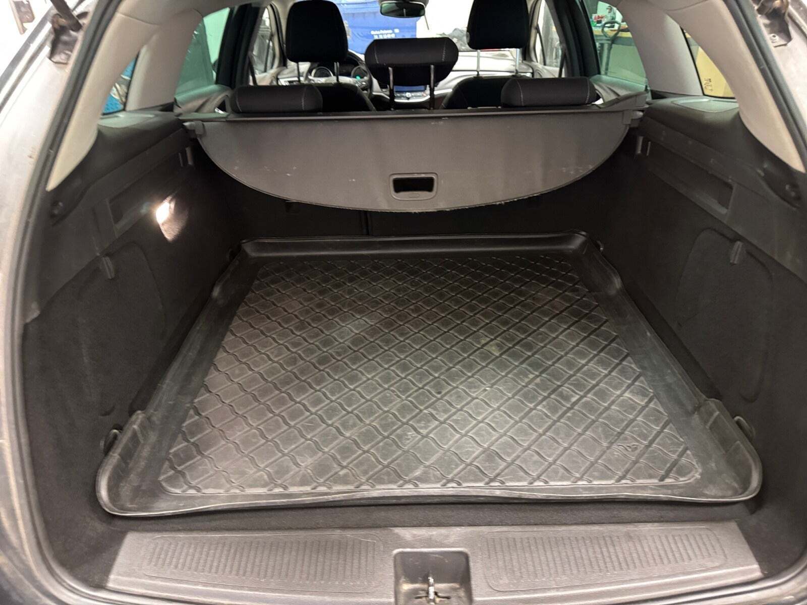 Sort Opel Astra fra 2016