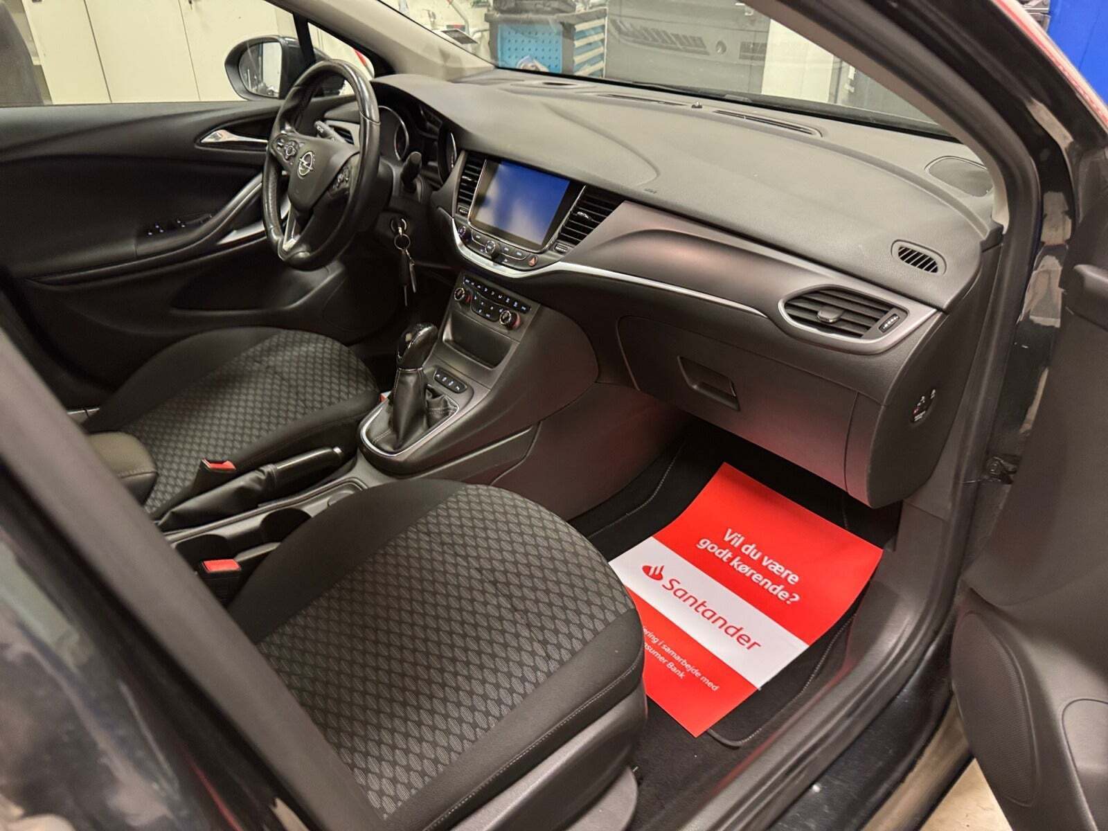 Sort Opel Astra fra 2016