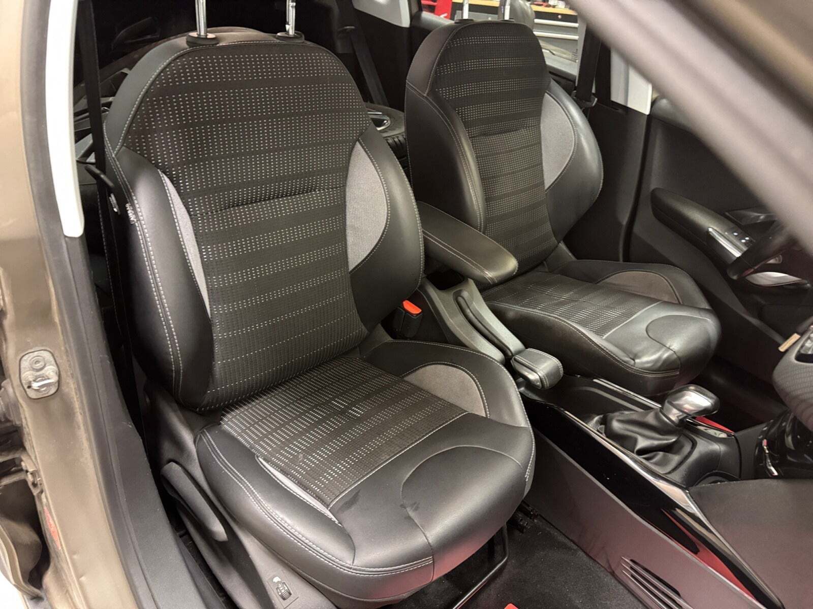 Grå Peugeot 2008 fra 2016