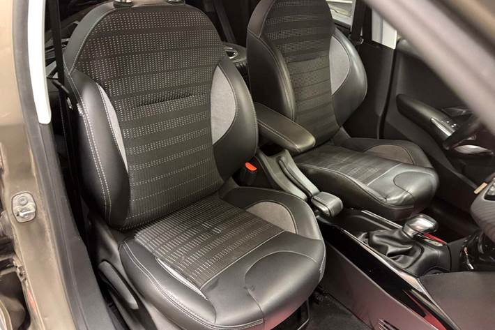 Grå Peugeot 2008 fra 2016