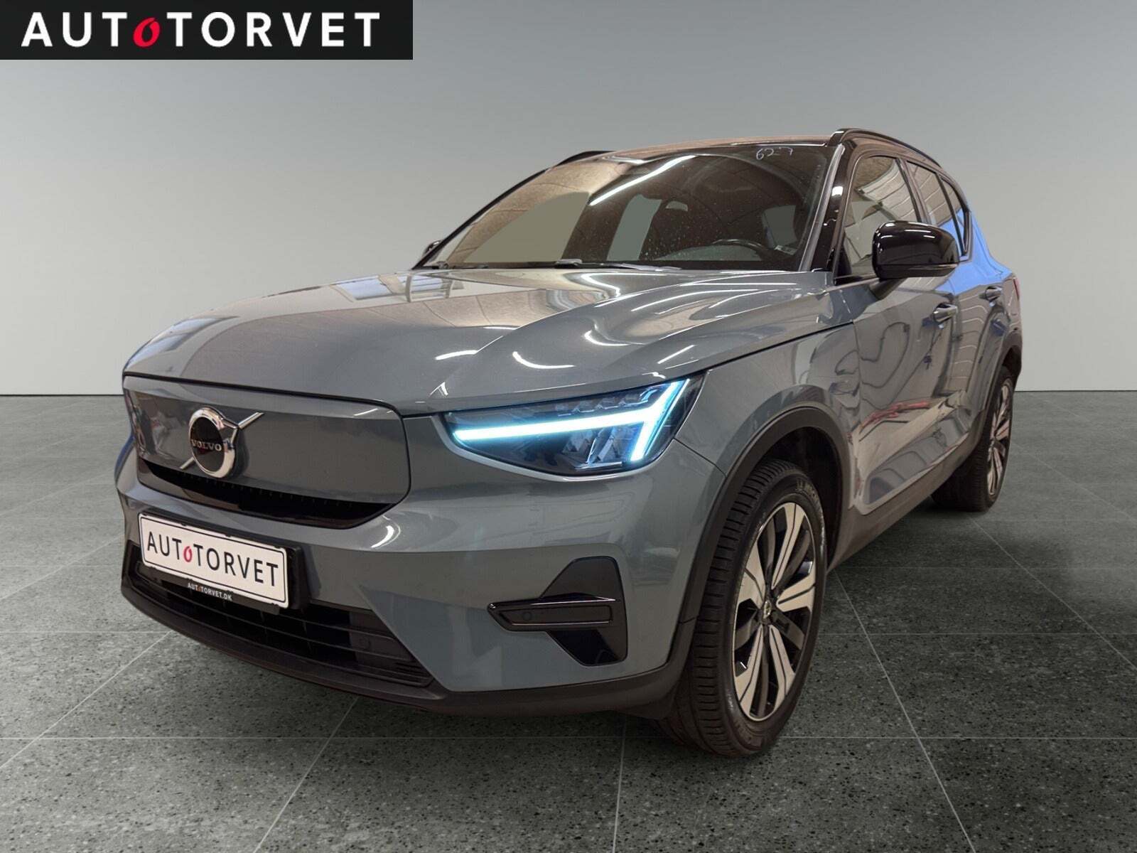 Grå Volvo XC40 fra 2023