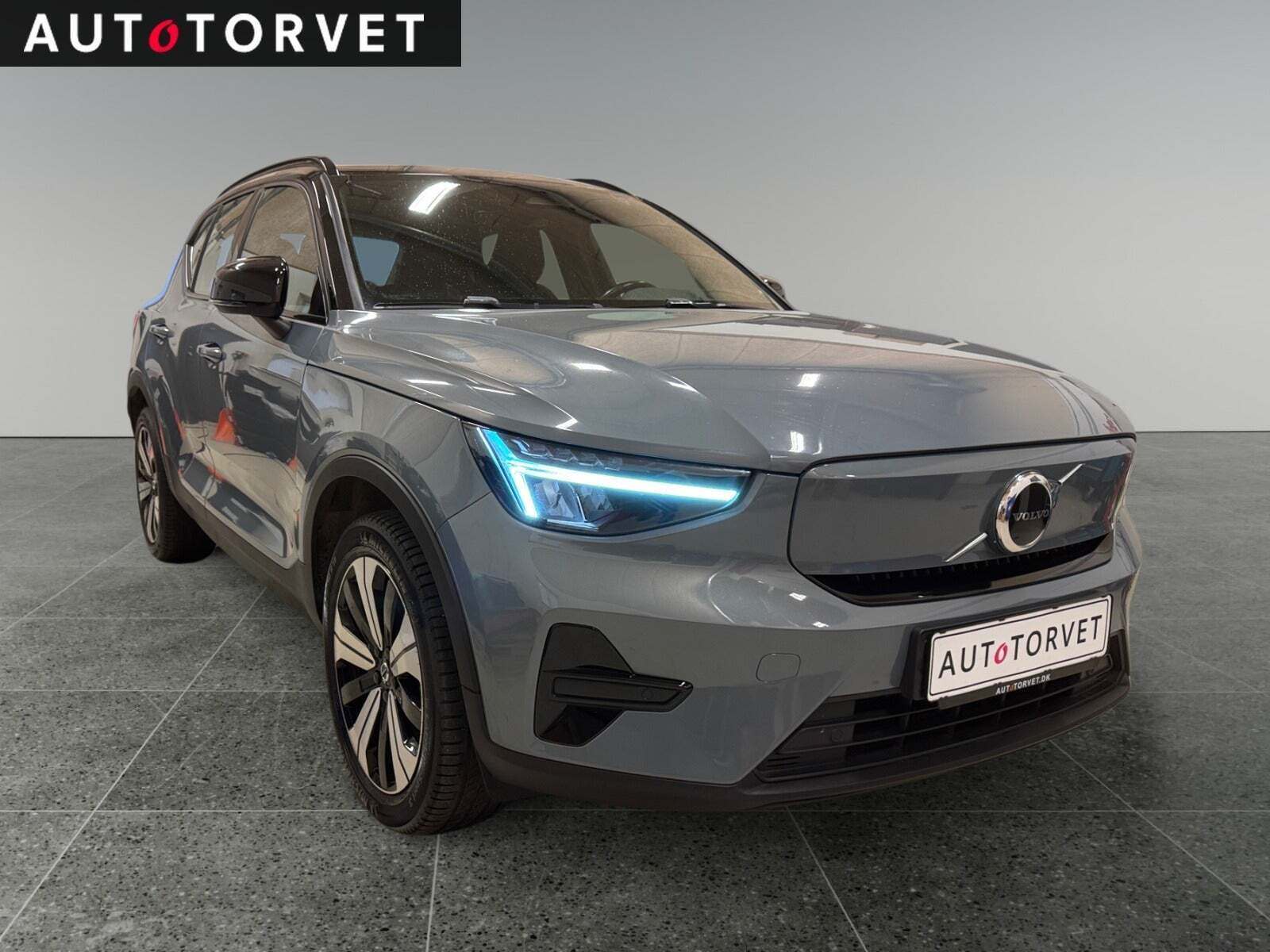 Grå Volvo XC40 fra 2023