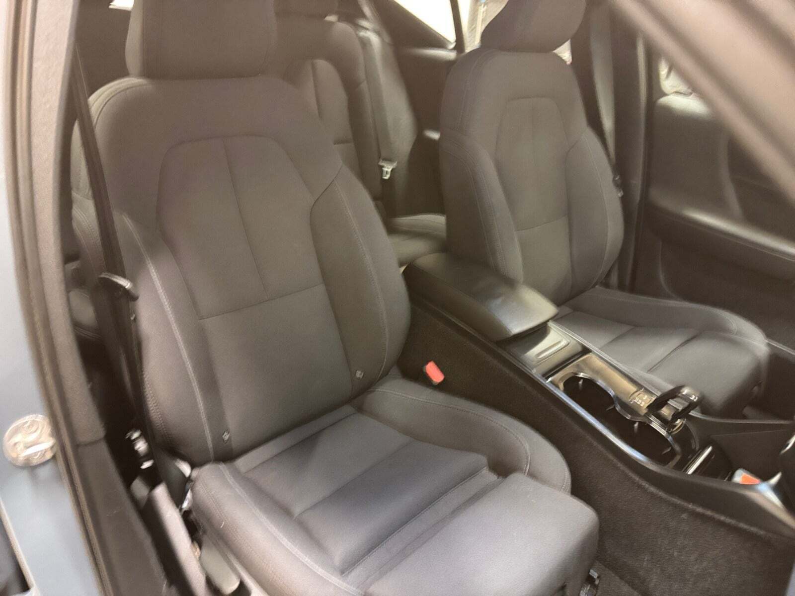 Grå Volvo XC40 fra 2023