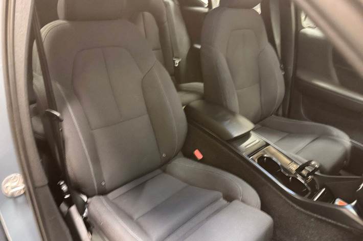 Grå Volvo XC40 fra 2023