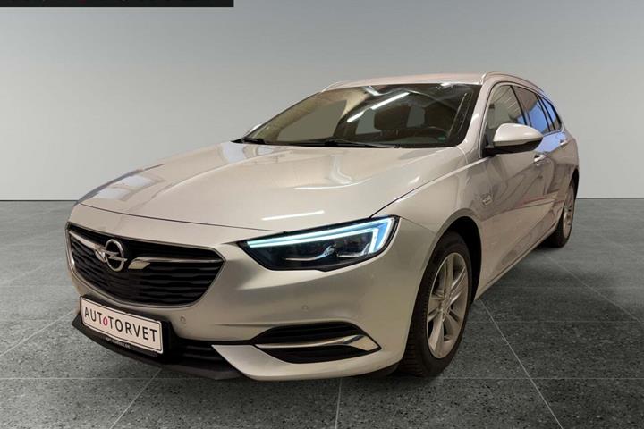 Sølv Opel Insignia fra 2018 set udefra