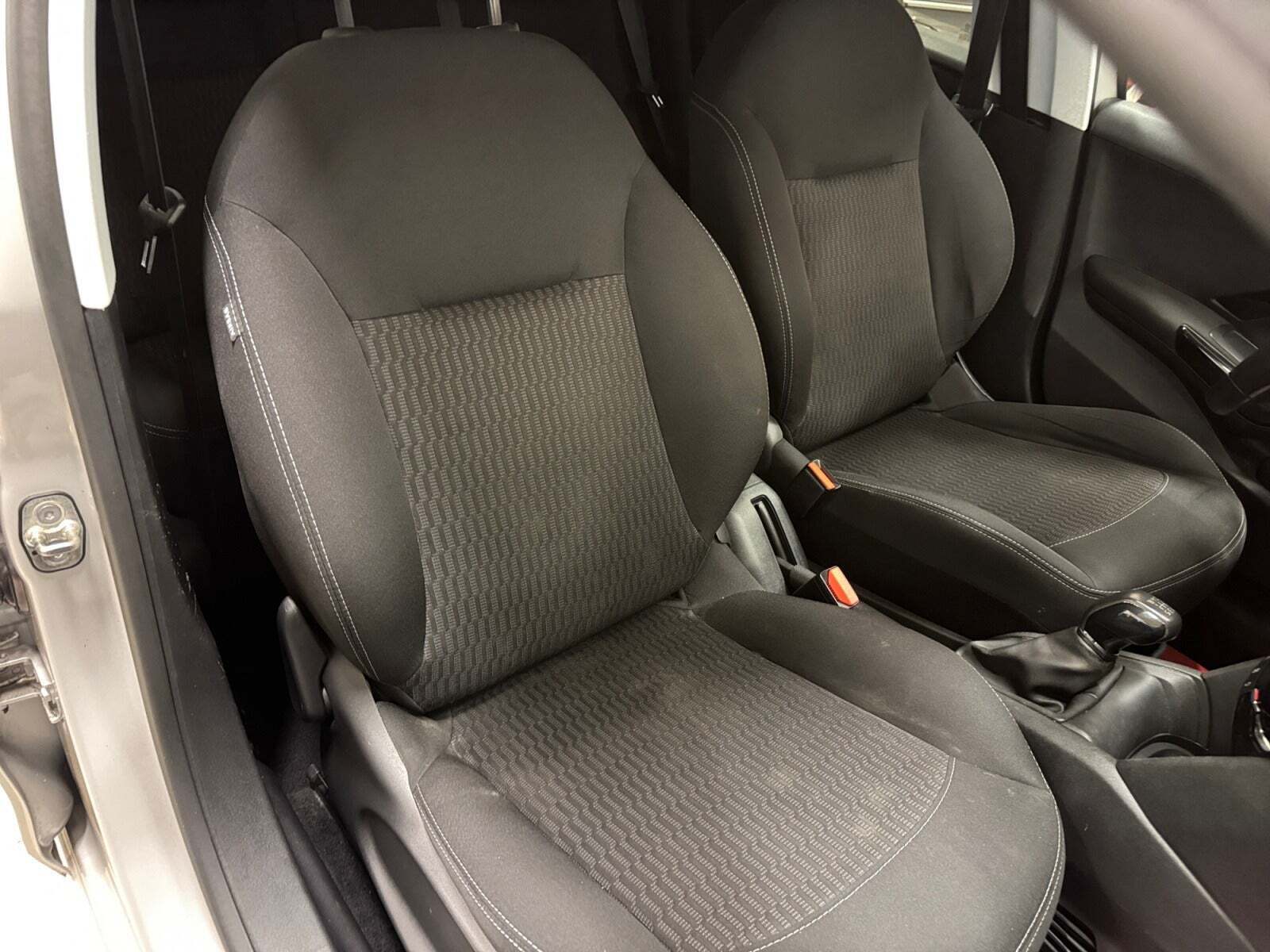 Sølv Peugeot 208 fra 2017