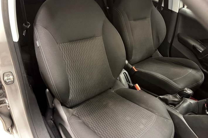 Sølv Peugeot 208 fra 2017