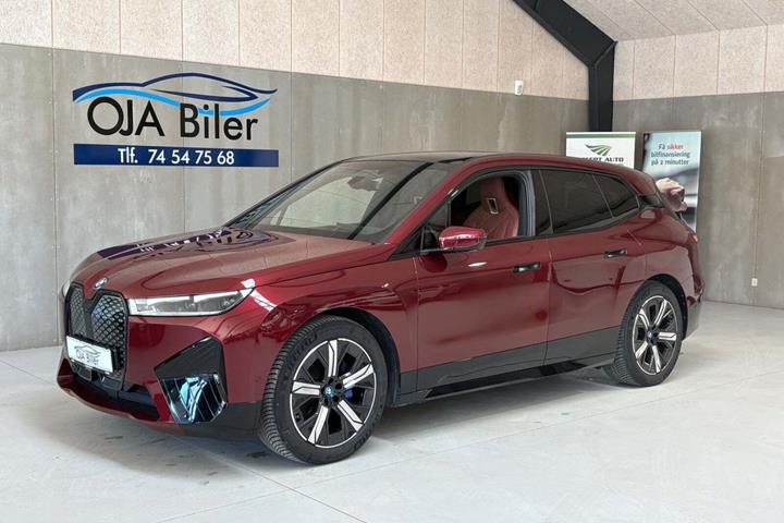 Grå BMW iX fra 2021 set udefra