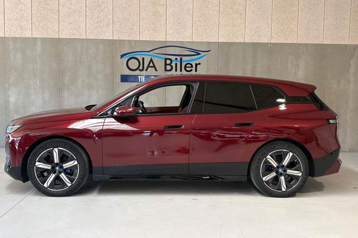 Grå BMW iX fra 2021