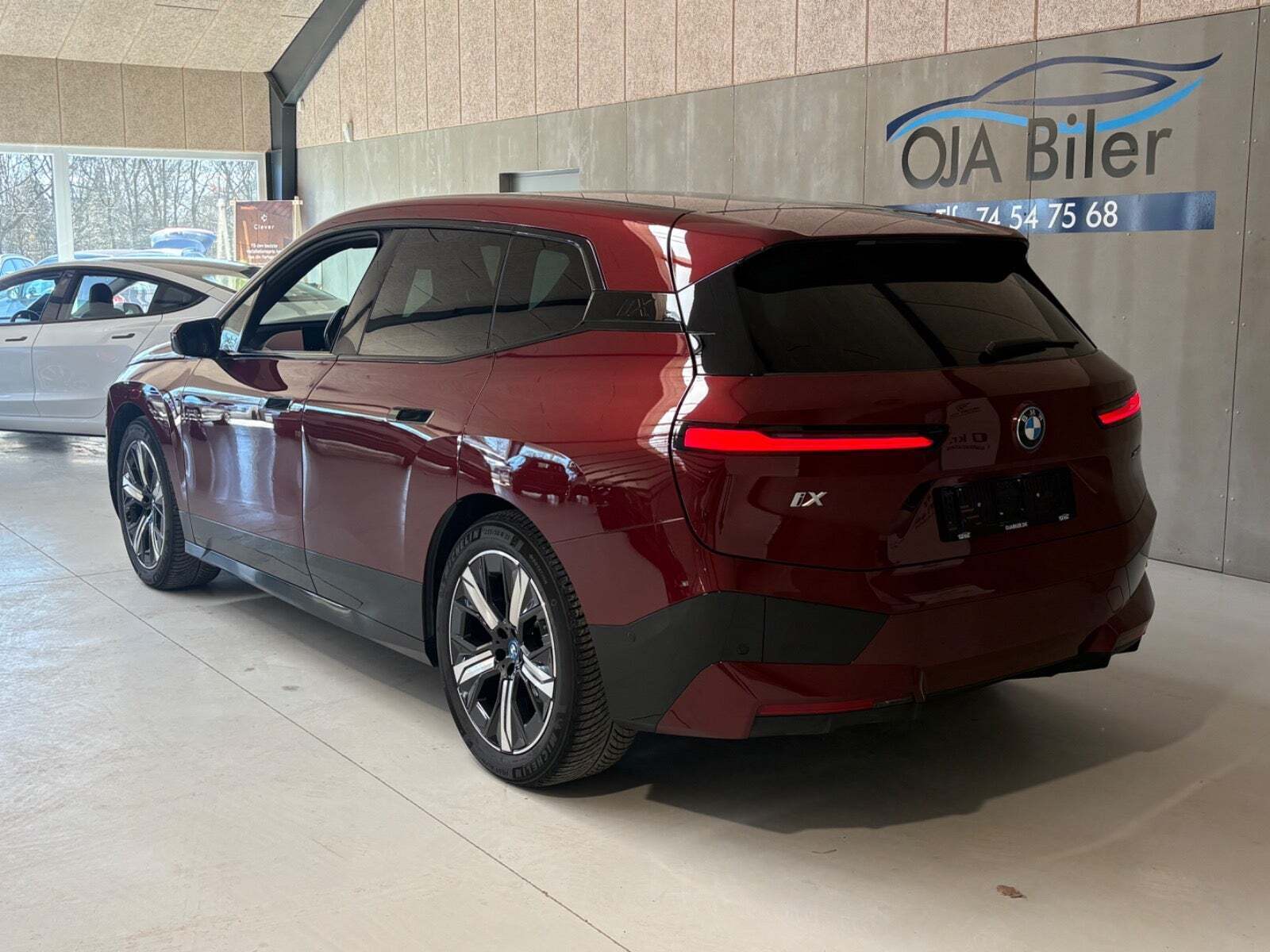 Grå BMW iX fra 2021