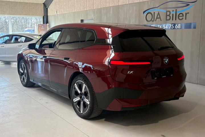 Grå BMW iX fra 2021