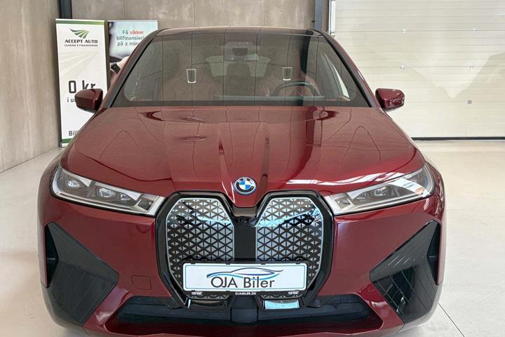 Grå BMW iX fra 2021