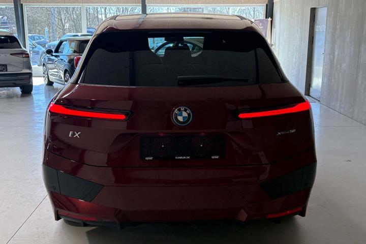 Grå BMW iX fra 2021