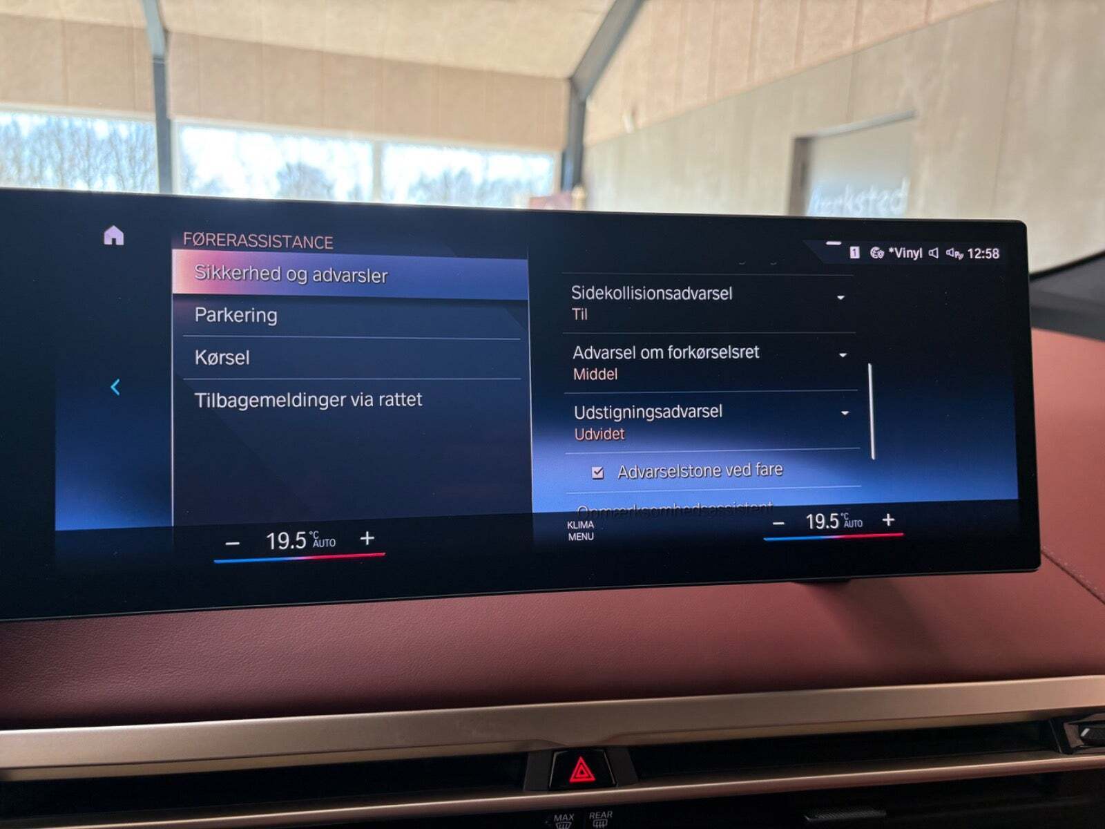 Grå BMW iX fra 2021