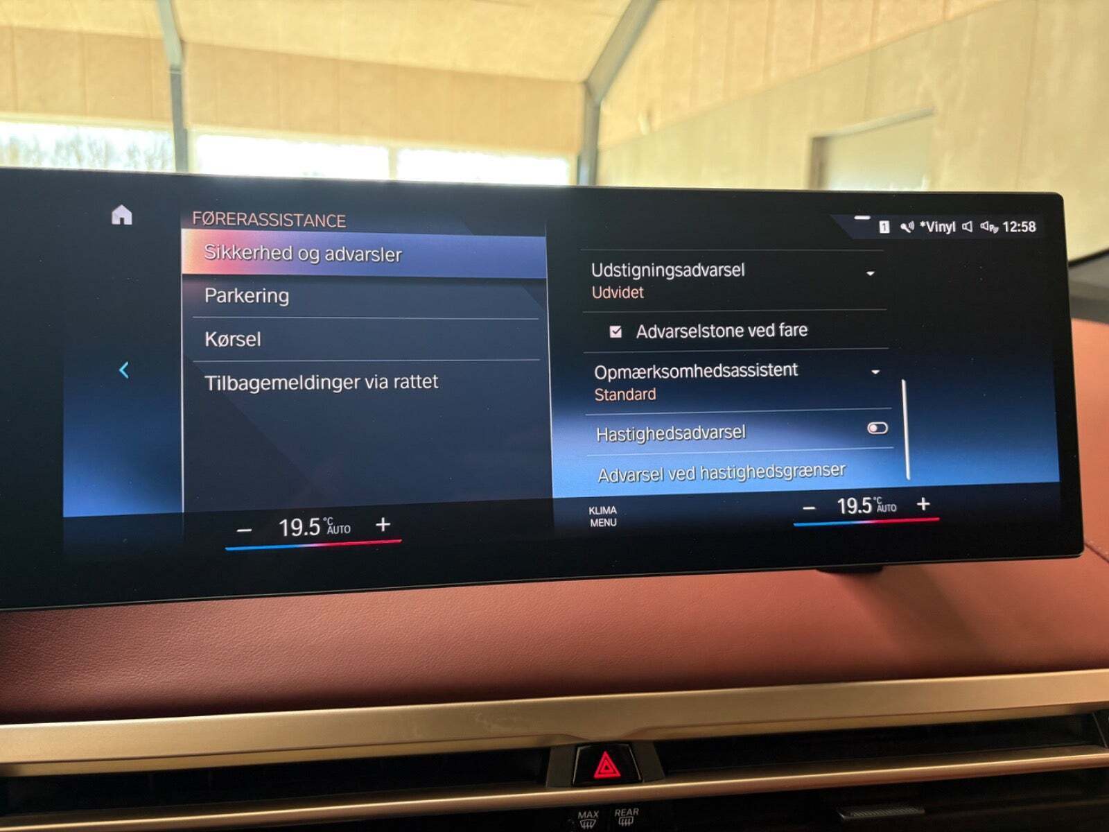 Grå BMW iX fra 2021
