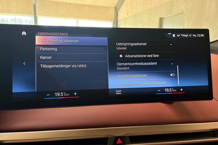 Grå BMW iX fra 2021
