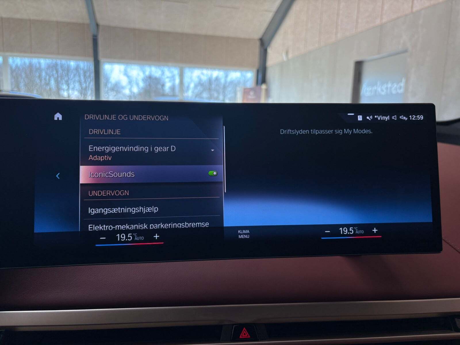 Grå BMW iX fra 2021