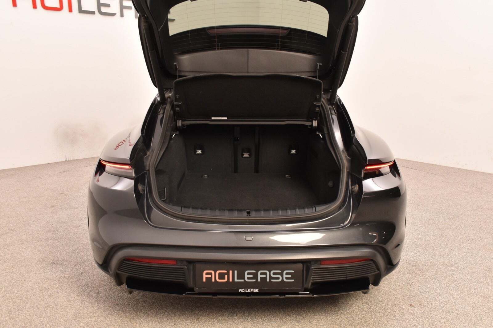 Grå Porsche Taycan 4 fra 2021