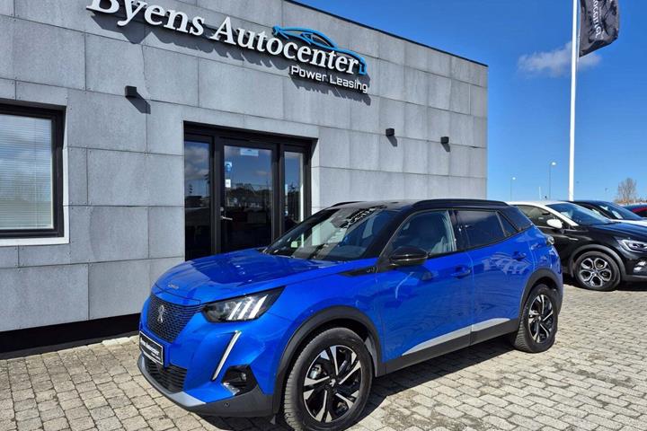 Blå Peugeot e-2008 fra 2021 set udefra