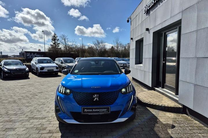 Blå Peugeot e-2008 fra 2021