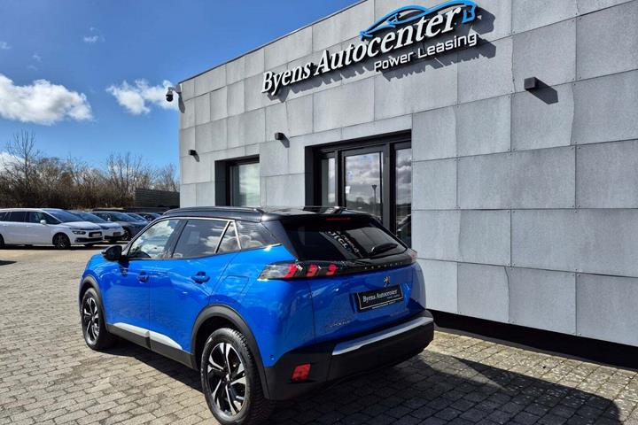 Blå Peugeot e-2008 fra 2021