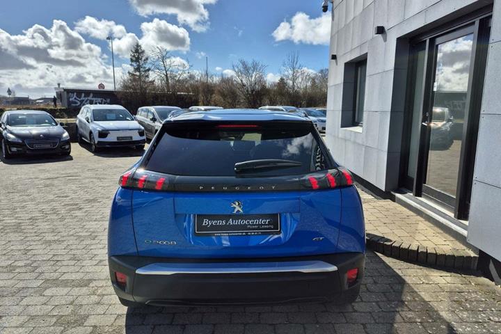 Blå Peugeot e-2008 fra 2021