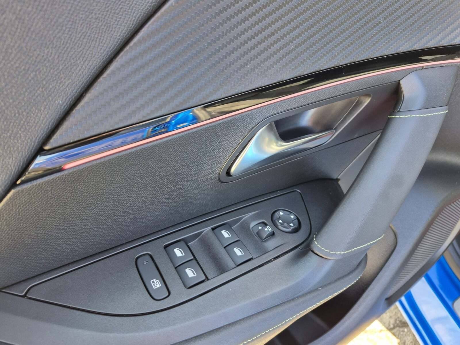 Blå Peugeot e-2008 fra 2021