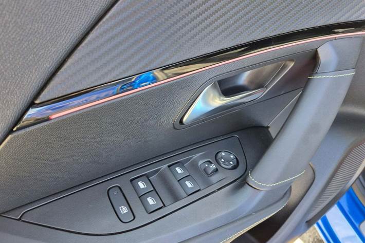 Blå Peugeot e-2008 fra 2021