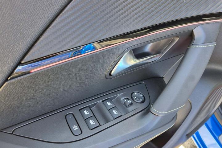 Blå Peugeot e-2008 fra 2021
