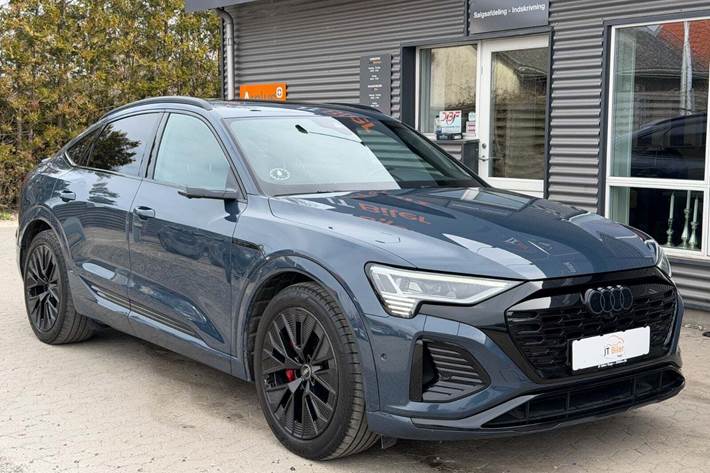 Blå Audi Q8 e-tron fra 2024 set udefra