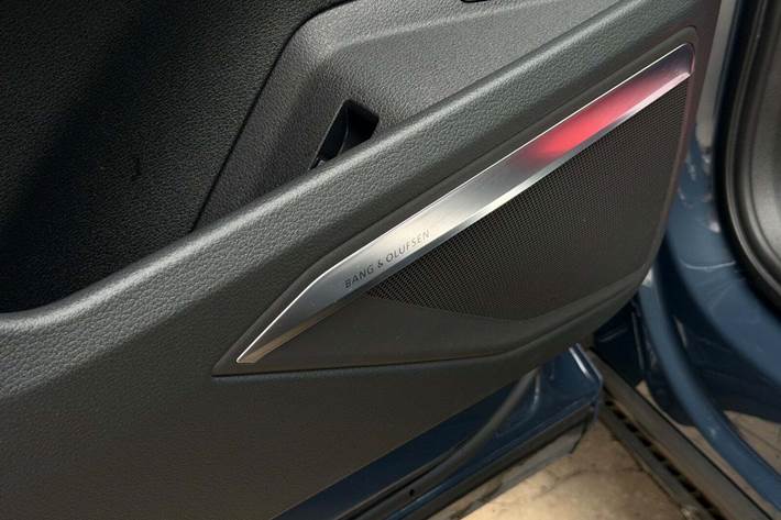 Blå Audi Q8 e-tron fra 2024