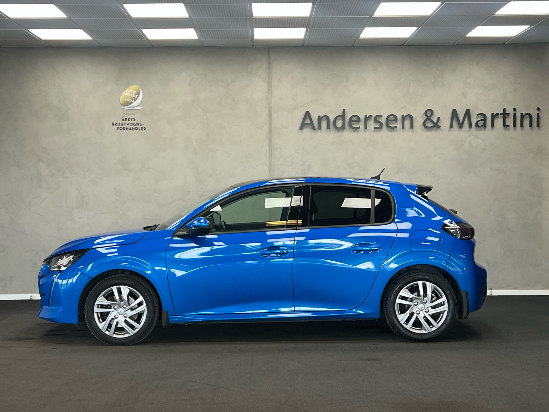 Blå Peugeot 208 fra 2020
