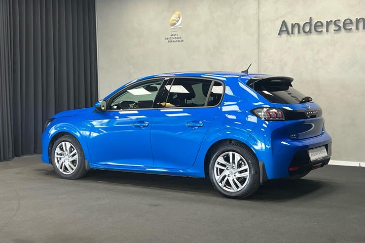 Blå Peugeot 208 fra 2020