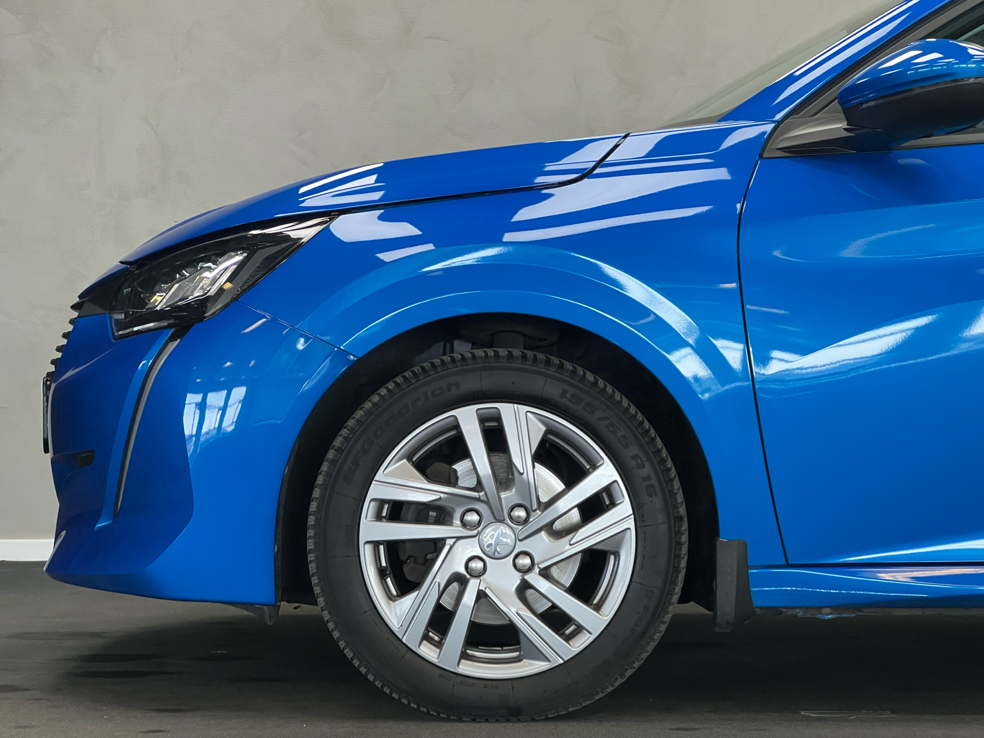 Blå Peugeot 208 fra 2020