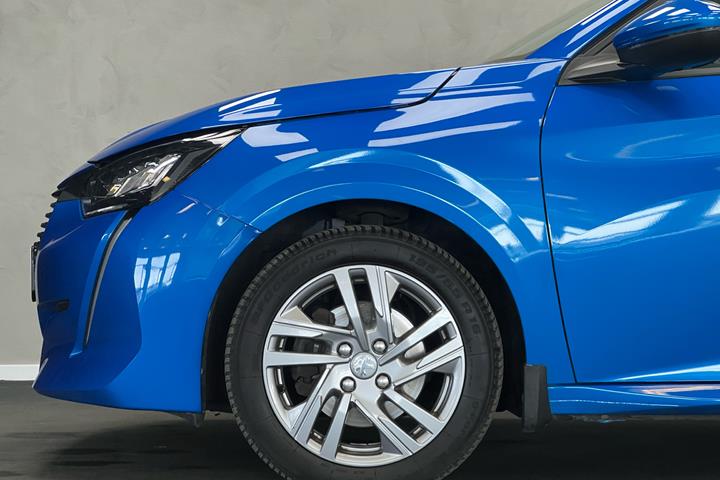 Blå Peugeot 208 fra 2020