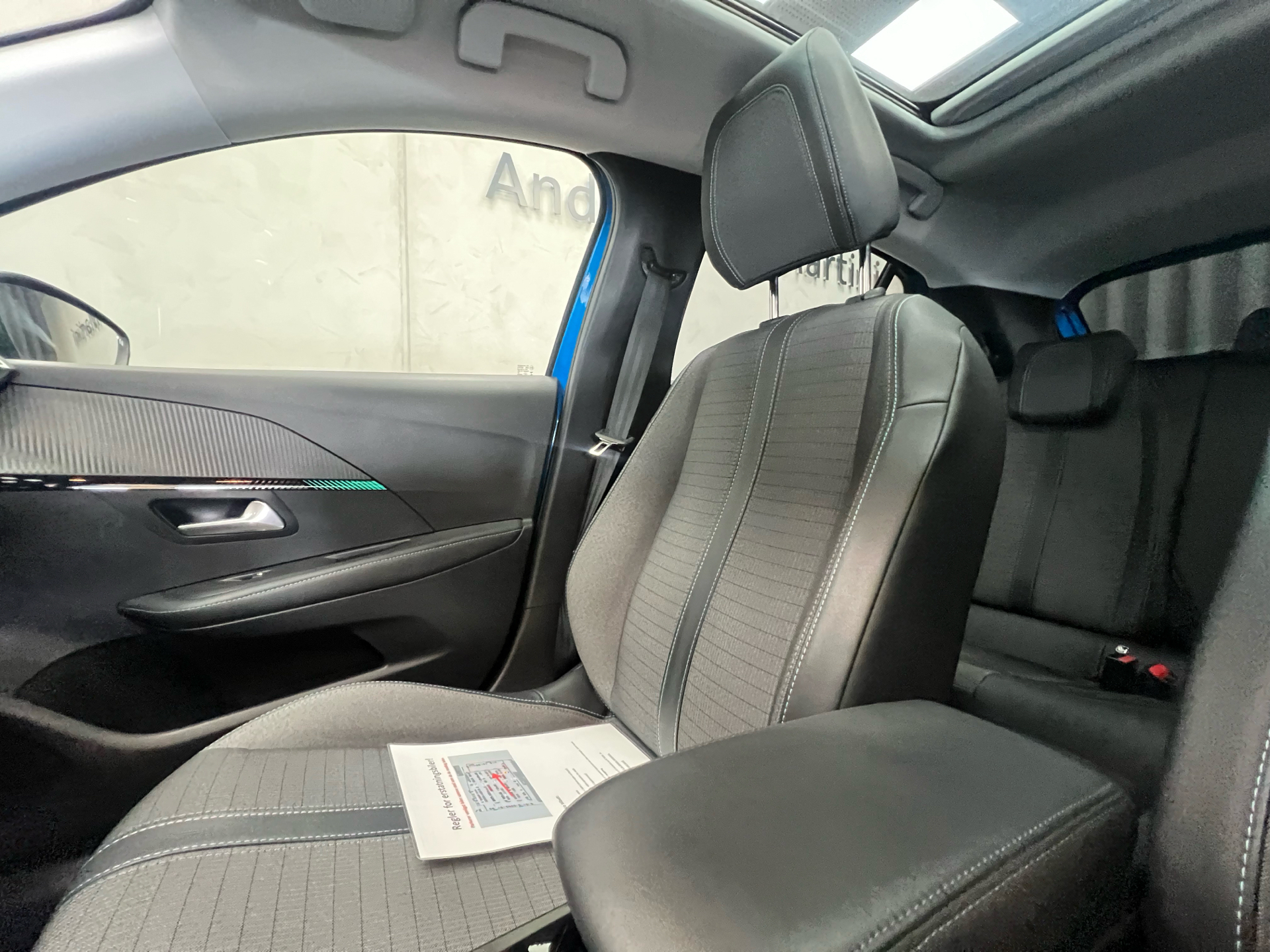 Blå Peugeot 208 fra 2020