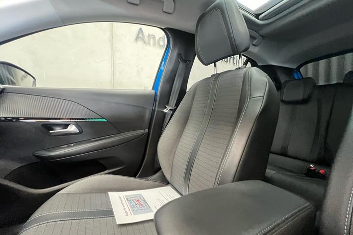 Blå Peugeot 208 fra 2020