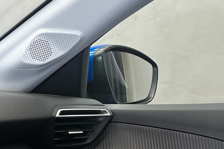 Blå Peugeot 208 fra 2020