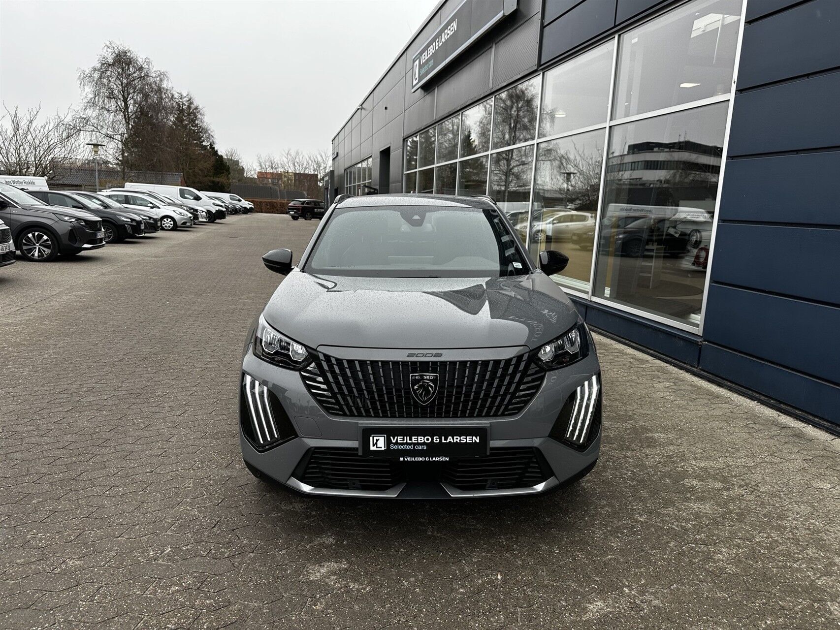 Grå Peugeot 2008 fra 2023