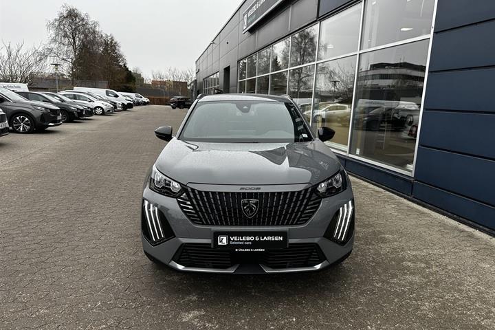 Grå Peugeot 2008 fra 2023