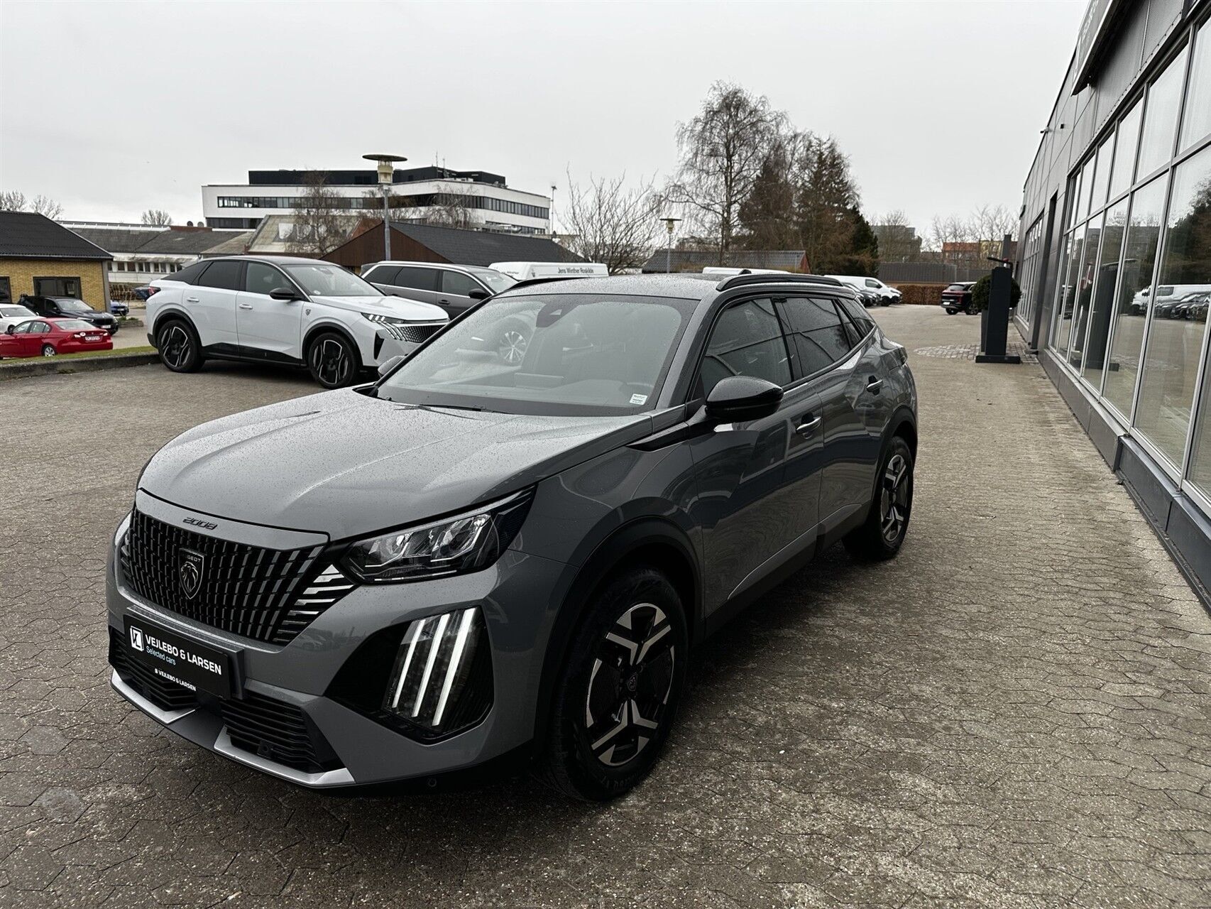 Grå Peugeot 2008 fra 2023