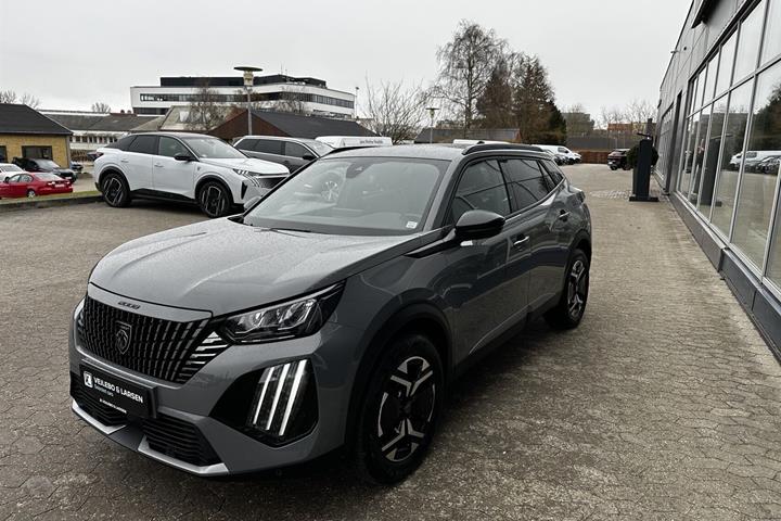 Grå Peugeot 2008 fra 2023