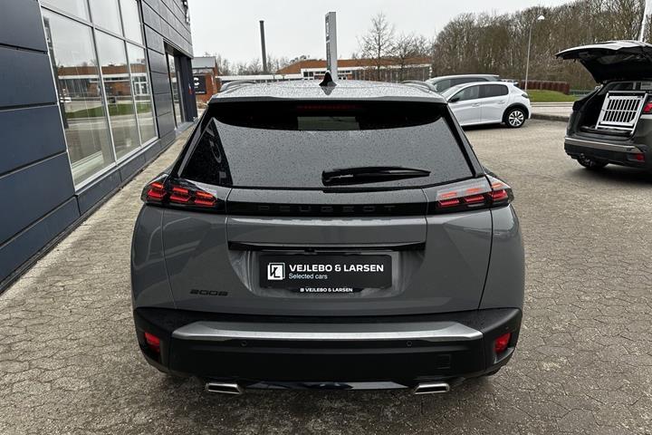 Grå Peugeot 2008 fra 2023