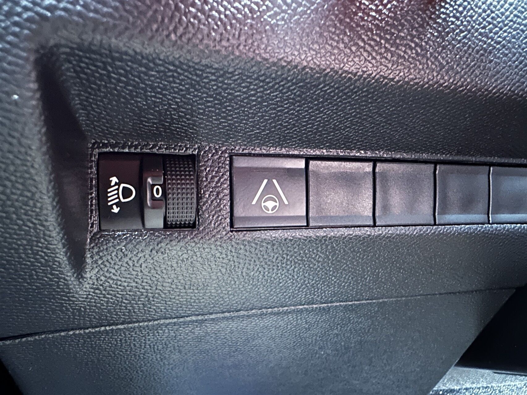 Grå Peugeot 2008 fra 2023