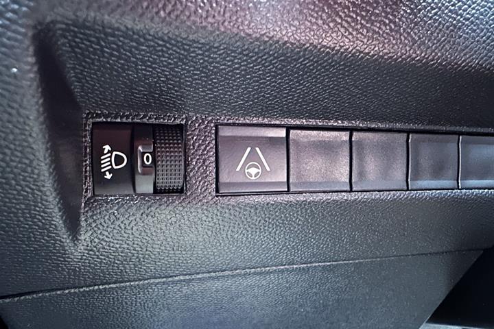 Grå Peugeot 2008 fra 2023