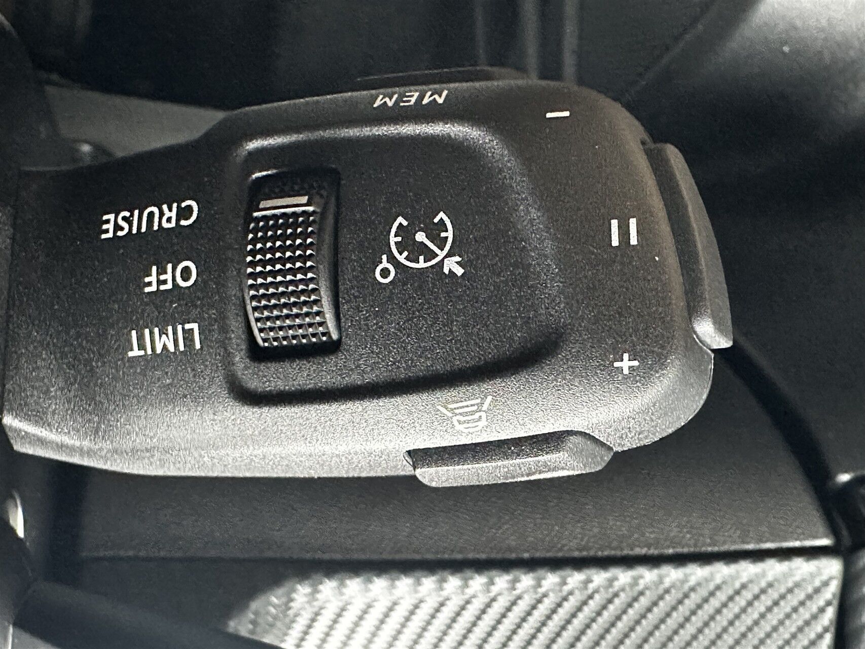 Grå Peugeot 2008 fra 2023