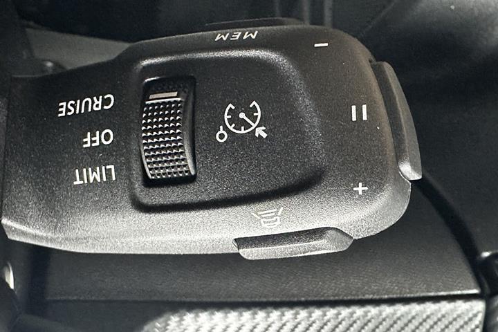 Grå Peugeot 2008 fra 2023