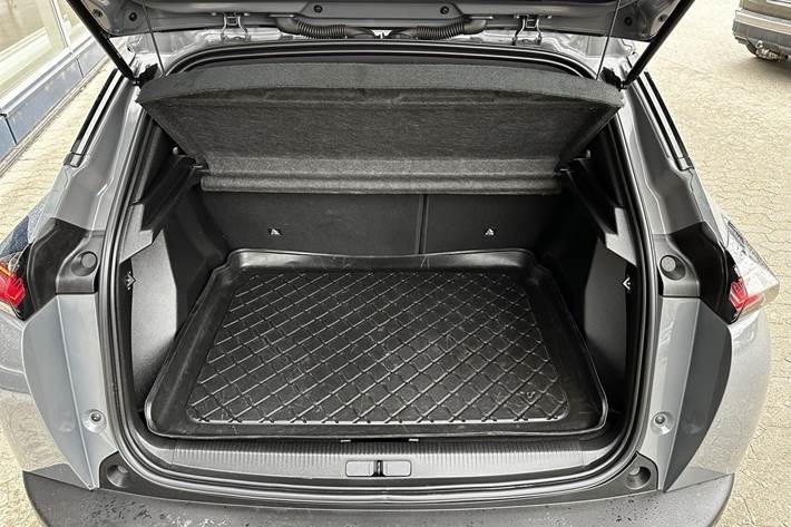 Grå Peugeot 2008 fra 2023